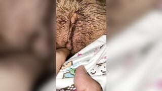 Em gái họ lên chơi ở lại đang ngủ thì bị anh họ vào móc lồn sướng chảy nước