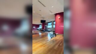 Clip Hot Gái Xinh Nứng Lồn Show Bướm Nơi Công Cộng Kích Thích