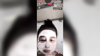 Idol chơi lớn vừa tắm vừa live