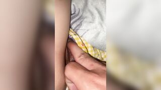 Lén mò lồn mà chưa gì bé nó đã chảy nhoe nhoét dịch nhờn ra nệm khiếp hồn