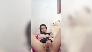Full video chị gái đeo kính thủ dâm bắn nước sướng trợn cả mắt lên trần nhà