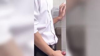 Sao lớp trưởng v m vào nhà vs hoài vậy?