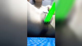 Em gái nứng lồn quá dùng chai nhựa thủ dâm mất trinh luôn