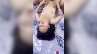 Rủ thằng bạn qua địt bé hs rau sạch vừa chăn được,lồn thì bé mà 2 thằng nó dã tới tấp