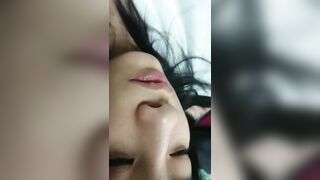 Bắt em gái hàng xóm mới lớn bú cặc rồi móc lồn mới cho mượn điện thoại chơi game