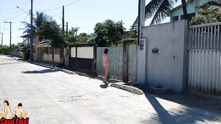 Chồng bắt vợ cởi quần áo ra ngoài đường