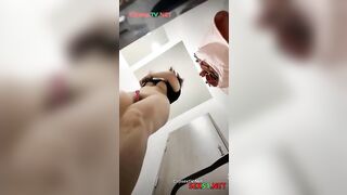 E gái Xinh Nhét Toy vào Lồn ở TTTM Nứng móc bắn nước