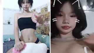 Địt con em gái loli mình dây vú to lồn khít bắn tinh đầy bụng dâm đãng