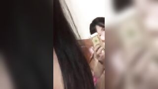 Shock, Lén Móc lồn khoe Vú gửi trai Cạnh con bạn thân xem điện thoại