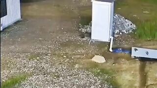 Định địt tí mà sập cả wc