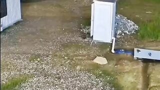 Định địt tí mà sập cả wc