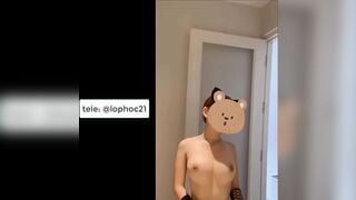 E Ny đi biển, Lén Show vú móc lồn gửi bạn trai ở nhà bị phát hiện