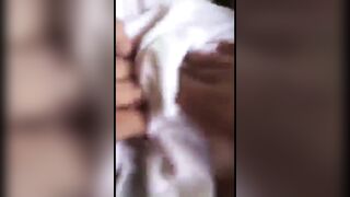 Bóp vú con bạn thân vú to đang nghịch điện thoại mặt xinh