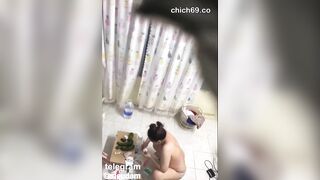 Quay lén chị mb chubby hàng xóm cởi chuồng ở nhà dâm đãng