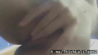 Em học sinh lồn non mới học về đã vào phòng tắm thủ dâm P2