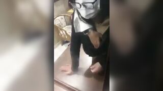 Em phục vụ phòng đeo kính cận vú to dâm đãng cho khách sờ vú