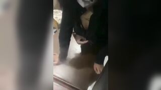Em phục vụ phòng đeo kính cận vú to dâm đãng cho khách sờ vú
