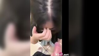 Em gái kính cận tranh thủ bú mút trước khi đi làm