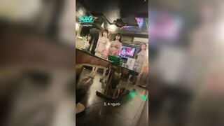 Chưa kịp hát đã tụt hết quần áo gạ địt mấy em nhân viên vú to lồn ngon