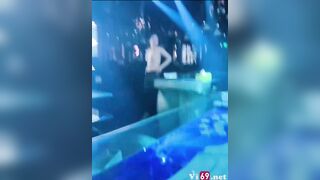 Mấy em nhân viên quán hát dâm đãng vú to lồn múp