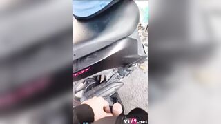 Thanh niên vạch quần lén đài vô người chị em