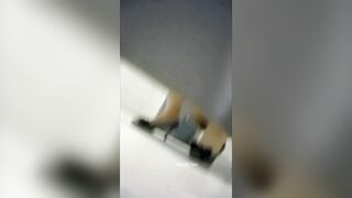 Quay lén gái xinh làm cùng công ty đi đái lồn lắm lông