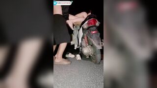 Em gái đi chơi về khuya ở đoạn đường vắng bị 2 thanh niên đè ra địt toét lồn