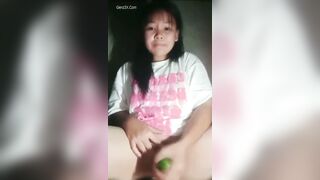 Em học sinh chubby hàng múp lấy dưa chuột thủ dâm kích thích