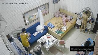 Quay lén 3 chị em thuê chung phòng trọ 14