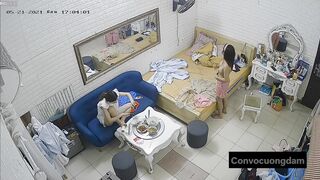 Quay lén 3 chị em thuê chung phòng trọ 13