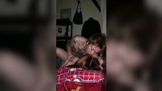 Phang tới tấp bạn thân của người yêu khi qua nhà chơi