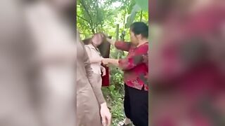 tiểu tam bị bà vợ theo dõi bắt quả tang lột quần áo cho người dân xem quay clip