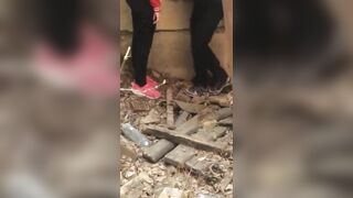 Bắt gặp 2 em học sinh địt trộm trong nhà hoang