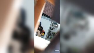 Quay lén chị gái trần truồng trong phòng trọ