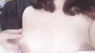 Em gái khoe vú bự