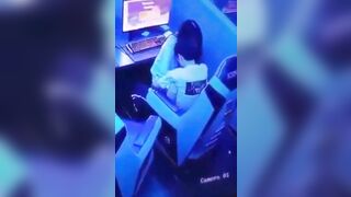Hai em học sinh lén nút địt nhau trong quán bị chủ quán phát hiện