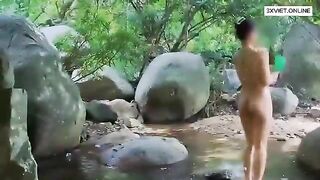 Ra con bạn đi Tắm suối, Ai ngờ tụt quần hấp dâm ó ở rừng