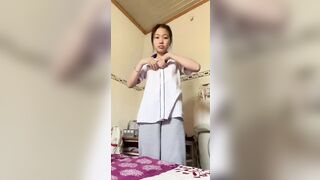 Em Gái Xinh Lột Đồ Thủ Dâm Nhìn Nứng Vãi Phần 6