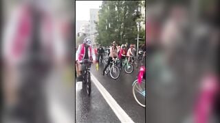 Bên Tây họ biểu tình mà không mặc đồ vú to lồn ngon lông nhông ngoài đường