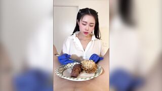 Ăn mì lấy tinh trùng lằm súp mút mút con cặc dâm đãng