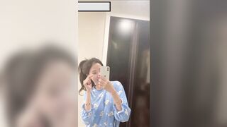 Hot girl show hàng trước gương dáng ngon