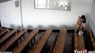 Hai em học sinh lén chịch trong giảng đường