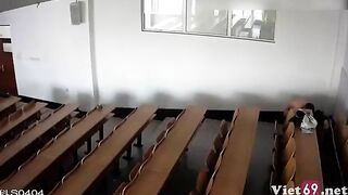 Hai em học sinh lén chịch trong giảng đường
