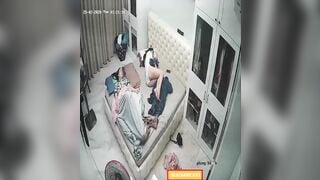 2 mẹ con dạng háng ngủ cho  mát mẻ cái lồn