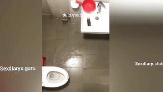 Đặt máy quay trộm chị gái tắm móc lồn thủ dâm