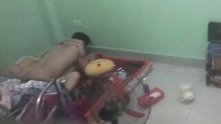 Quay lén thằng bạn thân hay dân gái về phòng địt ,địt cứ bành bạch dâm đãng