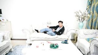 Mẹ vợ an ủ con rể khi con gái bỏ đi với trai trẻ