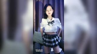 Em Loli xinh gái với cái lồn không lông siêu non Livestream thủ dâm P.2