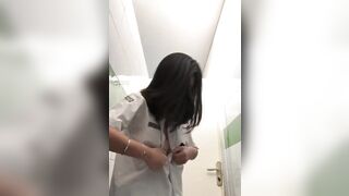 Trốn vào nhà vệ sinh call sex với người yêu cho nó ở nhà sục cặc