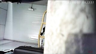 Quay lén học sinh thay đồ trong phòng y tế